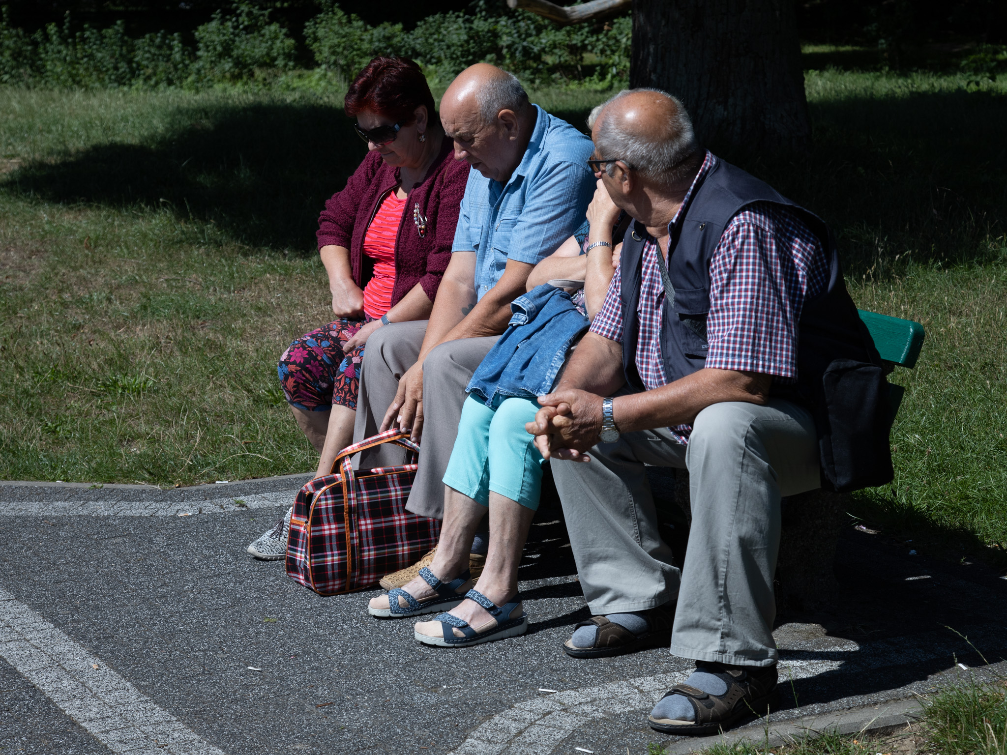 czworo seniorów czekających na spotkanie