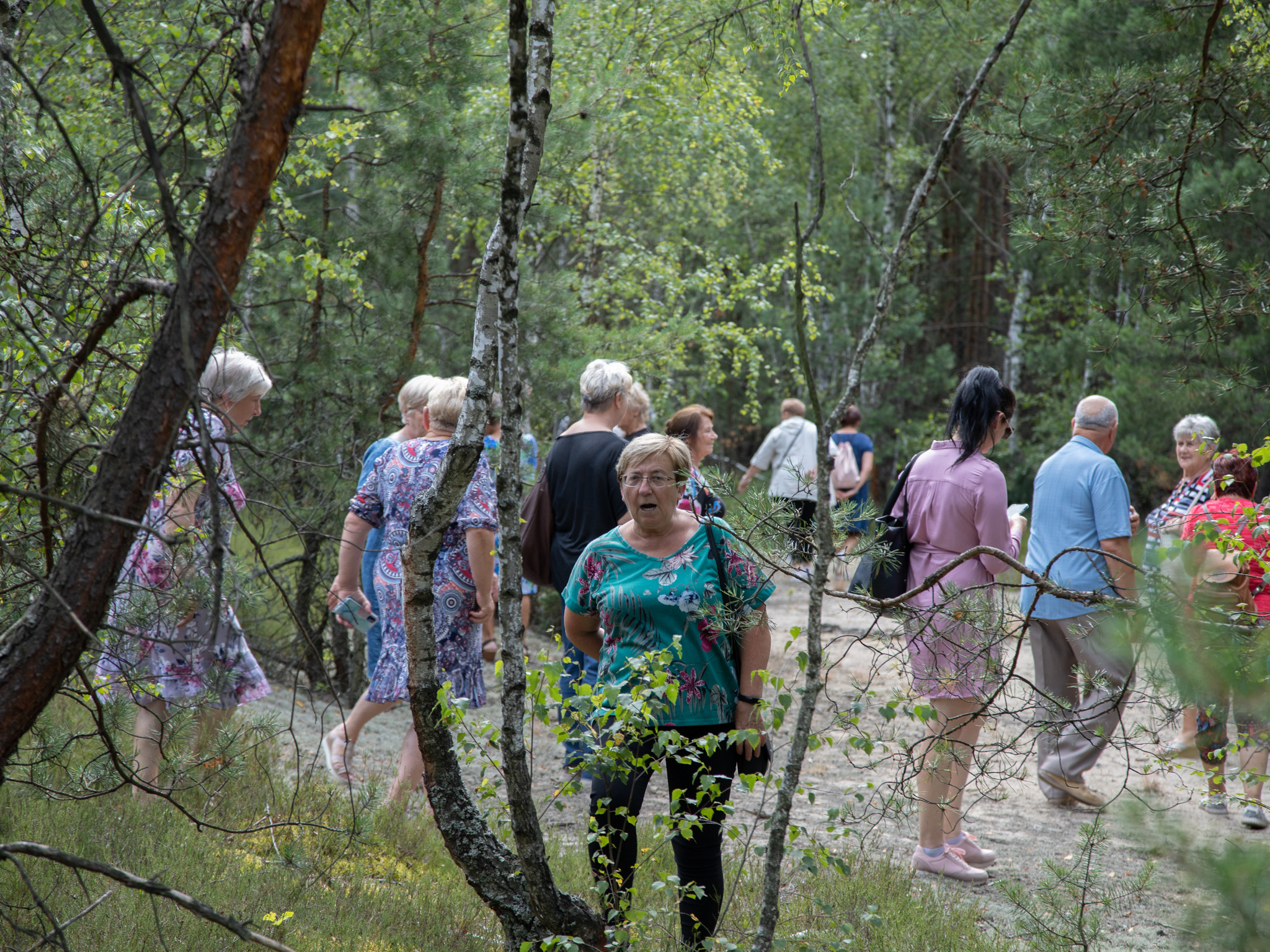 uczestnicy projektu, spacer po lesie