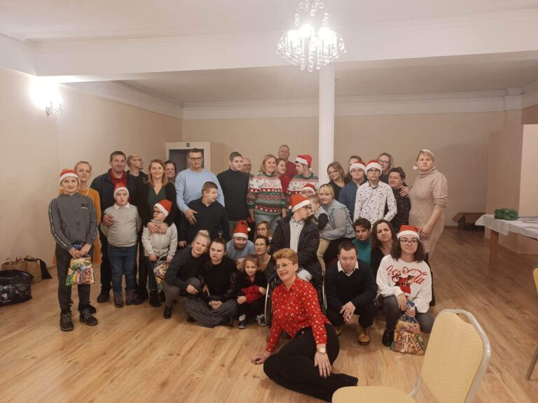 grupa ludzi i dzieci pozujących do zdjęcia